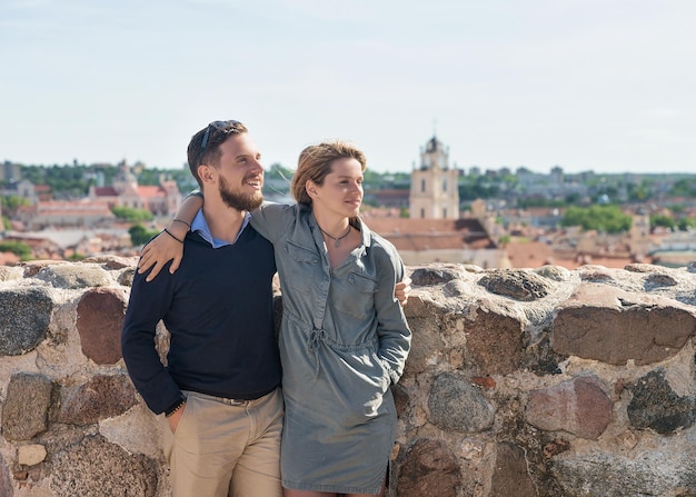 Jeune frère et soeur s'embrassant et regardant à distance comme concept d'amitié et de convivialité