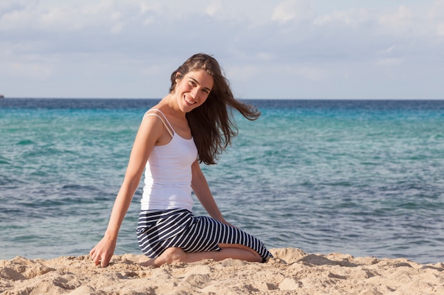 Jeune, gai, femme, sable, plage