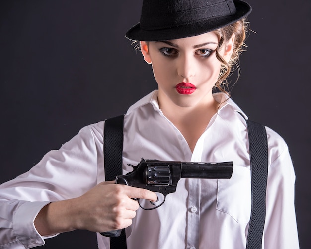 Jeune gangster femme tenant le pistolet.