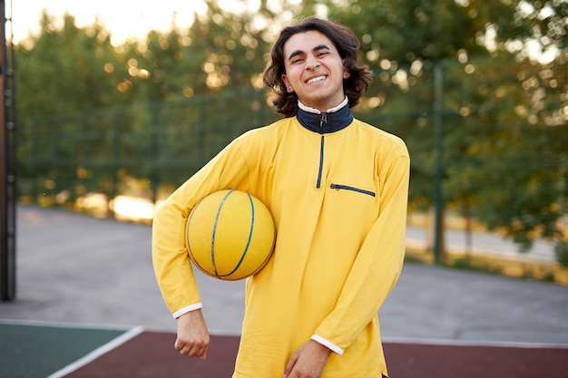 Jeune Garçon Adolescent Caucasien Jouant Au Basket