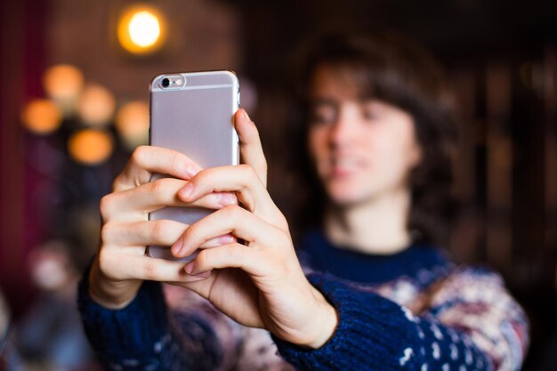 Photo jeune garçon à l'aide d'un smartphone