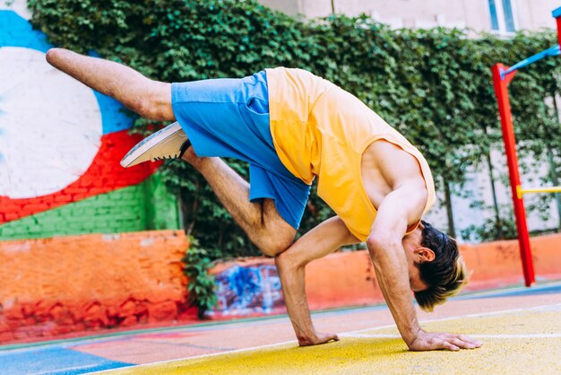 Jeune garçon amputé jouant au basket dans le parc et faisant du sport. Concept sur les handicaps et la persistance