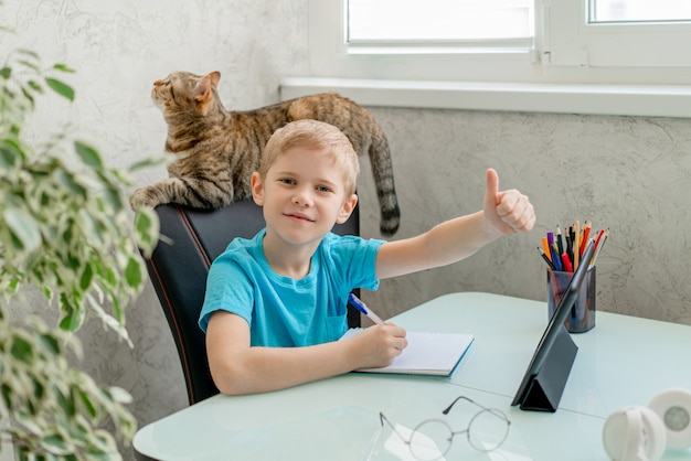 Jeune garçon apprend par tablette à la maison. Enseignement à distance en quarantaine.