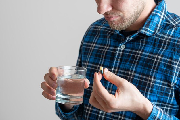 Un jeune garçon apprend à serrer les lacets