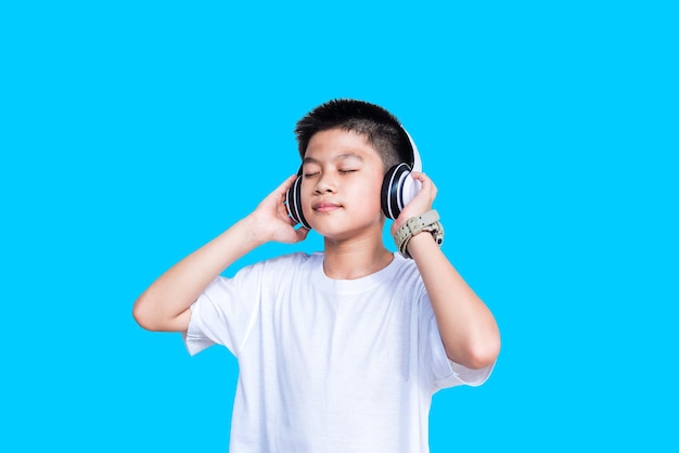 Jeune garçon asiatique intelligent avec un casque blanc isolé sur fond bleu