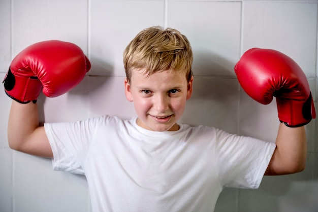 Jeune garçon aspirant à devenir boxeur