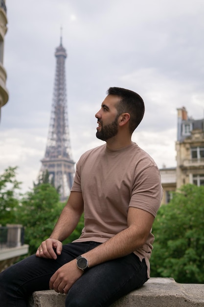 Jeune garçon au premier plan avec la tour eiffel en arrière-plan