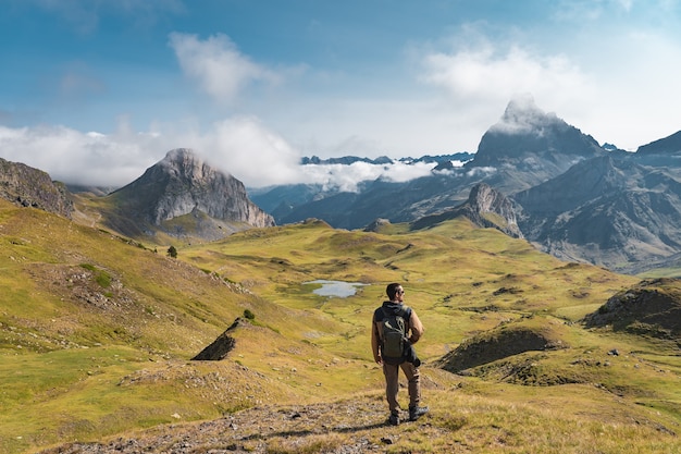 Jeune garçon aventureux trekking dans les hautes montagnes Mode de vie détente et liberté