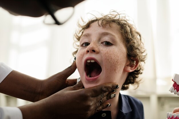 Jeune garçon ayant ses dents vérifiées