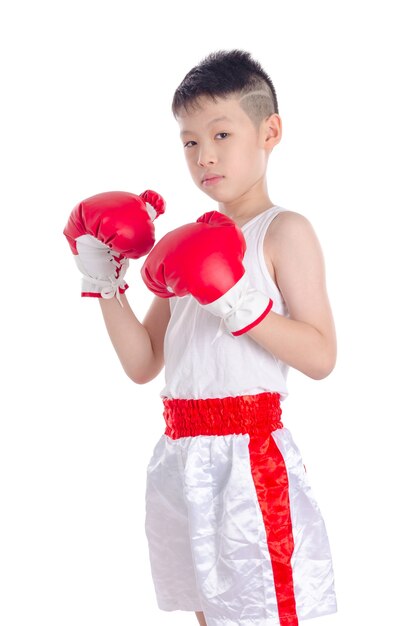 Jeune garçon boxeur asiatique sur fond blanc