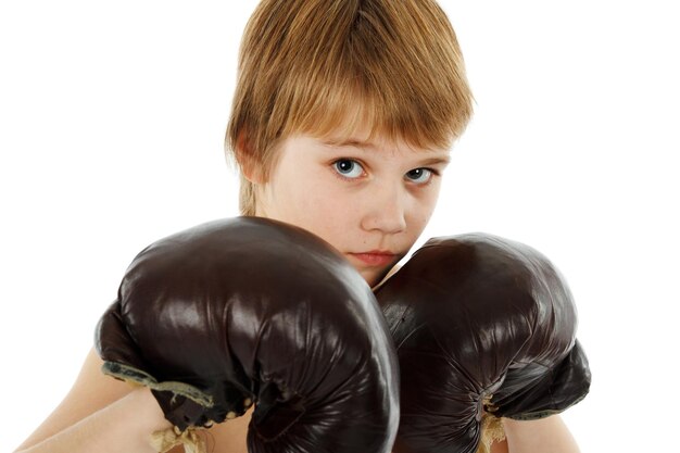 jeune garçon, boxeur, à, gants boxe, blanc