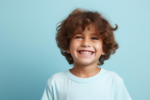 Un jeune garçon en chemise blanche qui sourit.