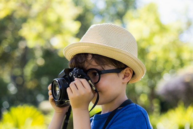 Jeune garçon en cliquant sur une photo de l'appareil photo