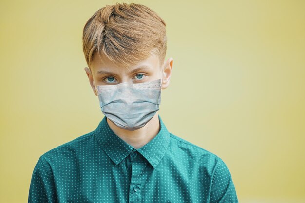 Jeune garçon dans un masque médical. épidémie de maladies infectieuses
