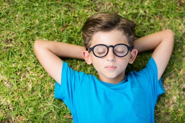 Jeune garçon, dans, spectacle, dormir, dans parc