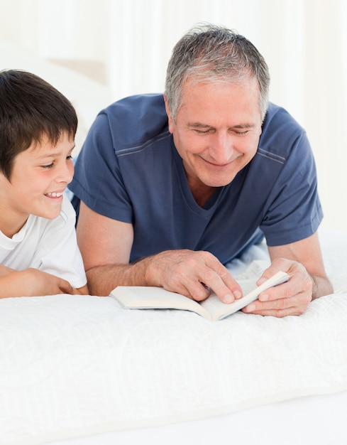 Jeune garçon écoute son grand-père