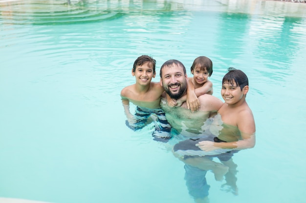 Jeune garçon enfant enfant éclaboussant dans la piscine s&#39;amuser activité de loisirs