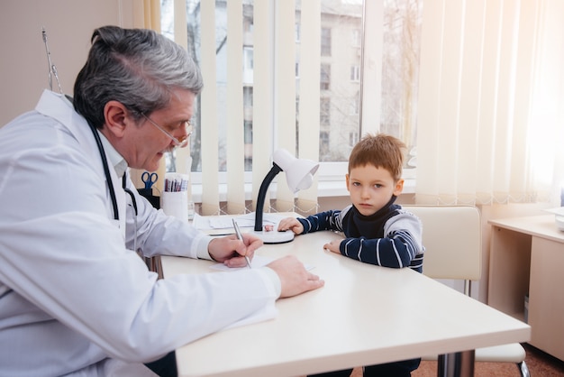 Un jeune garçon est écouté et traité par un médecin expérimenté dans une clinique moderne. Un virus et une épidémie.