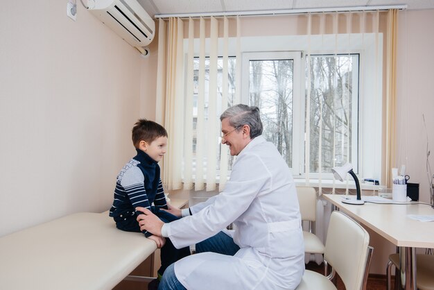 Un jeune garçon est écouté et traité par un médecin expérimenté dans une clinique moderne. Un virus et une épidémie.