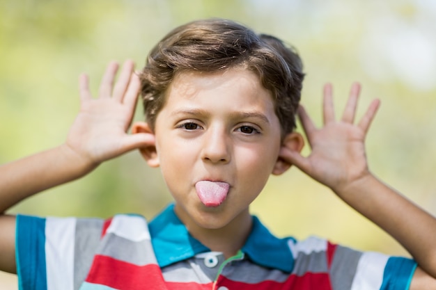 Jeune garçon faisant une grimace