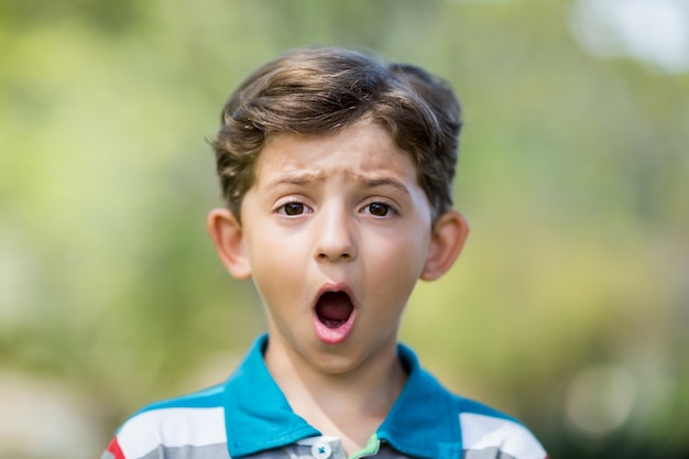 Jeune garçon faisant une grimace