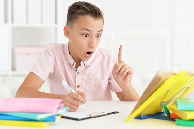 Jeune garçon faisant ses devoirs