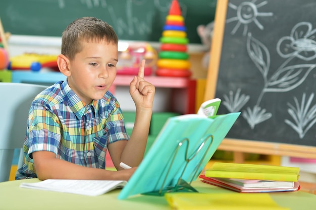 Jeune garçon faisant ses devoirs