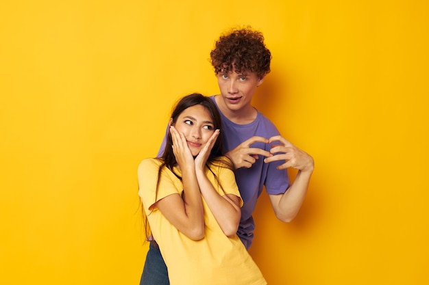 Jeune garçon et fille amitié posant fun studio fond isolé inchangé