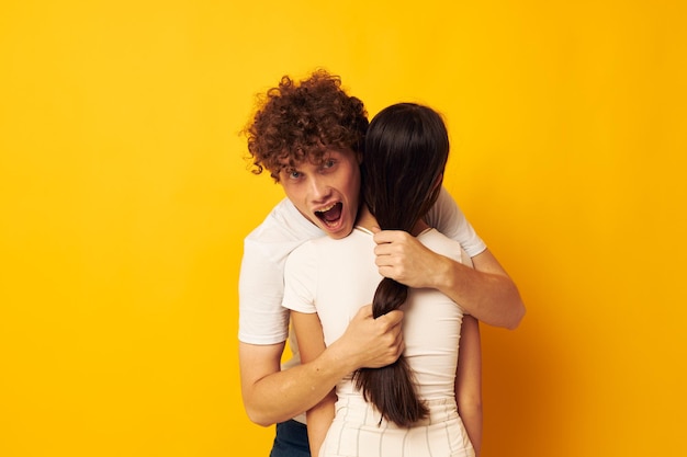 Jeune garçon et fille câlin relation d'amitié amusant fond isolé inchangé