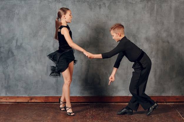 Photo jeune garçon et fille danse danse de salon jive.