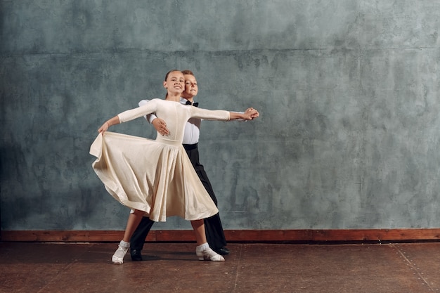 Jeune garçon et fille danseurs danses à la valse viennoise de danse de salon.