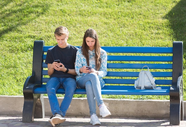 Jeune garçon et fille profondément dans le concept de problème de relation de réalité virtuelle