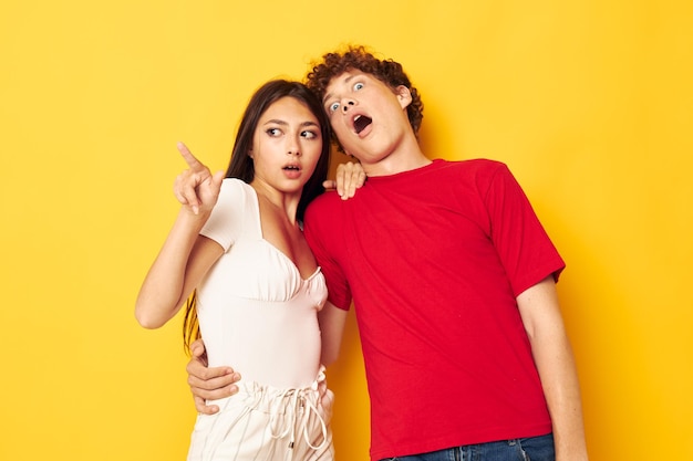 Jeune garçon et fille s'embrassent ensemble bouffonneries