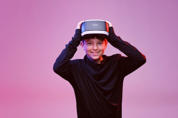 jeune garçon heureux dans des verres de réalité virtuelle sur fond clair neol