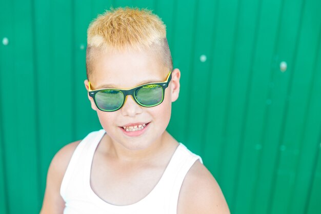 Jeune garçon en jeans et t-shirt blanc.