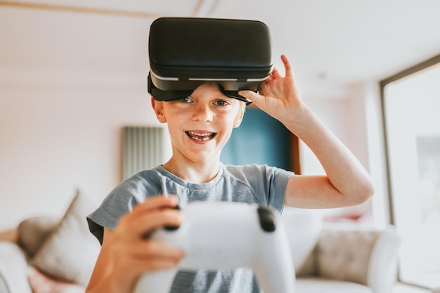 Jeune garçon jouant au jeu VR à la maison