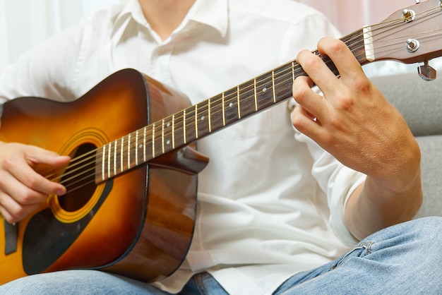 Jeune garçon jouant de la guitare.