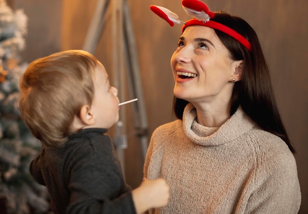 Photo jeune garçon, jouer, à, mère