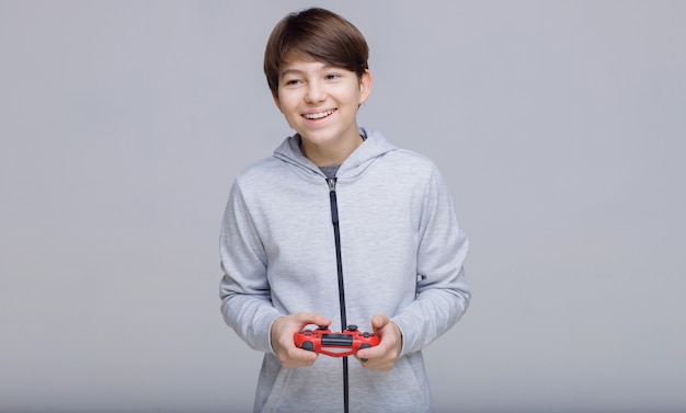 Jeune garçon avec joystick en mains jouant aux jeux vidéo