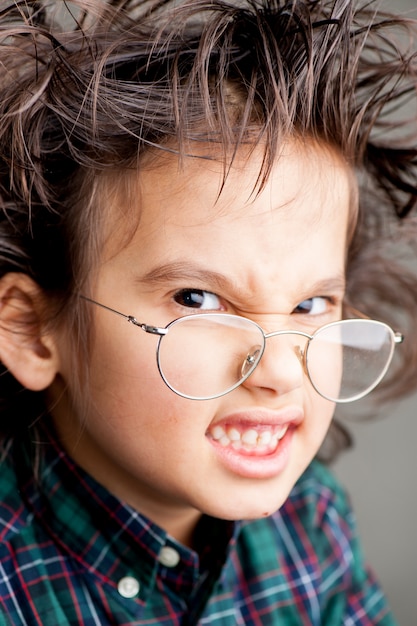 Photo jeune garçon, lunettes