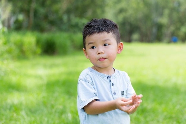 Un jeune garçon mange une collation.