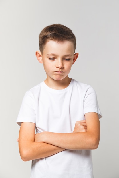 Jeune garçon de mauvaise humeur. Enfant bouleversé ou triste