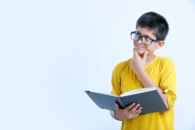 Jeune garçon mignon indien avec carnet