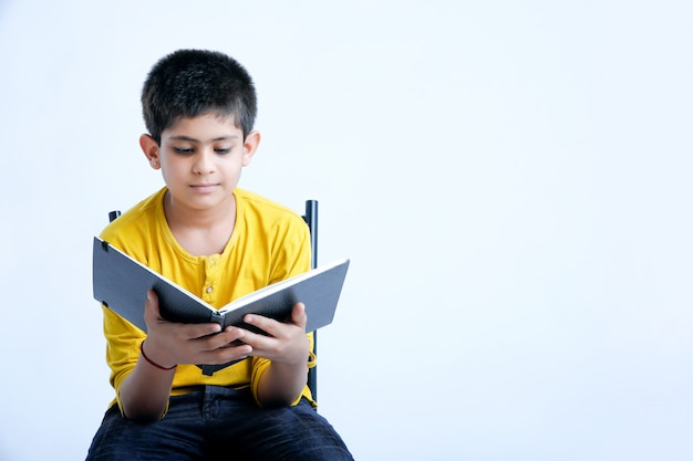 Jeune Garçon Mignon Indien Avec Carnet