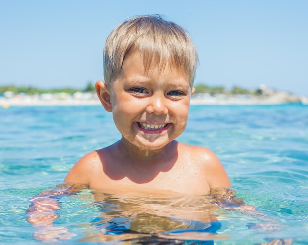 jeune garçon, natation, dans, mer