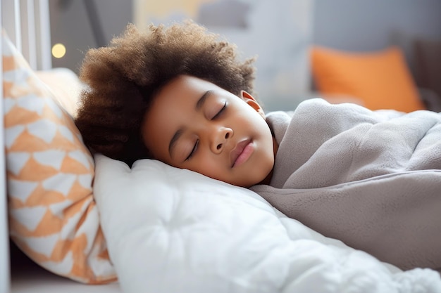 Un jeune garçon d'origine afro-américaine repose dans un lit confortable