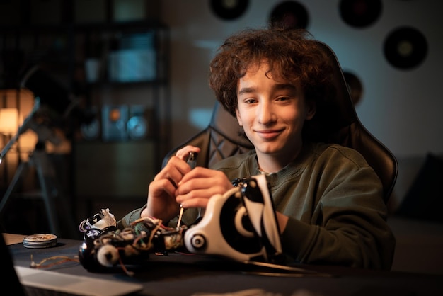 Un jeune garçon passionné d'électronique doué de compétences manuelles tord son propre robot