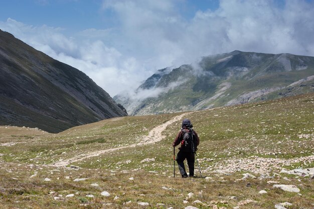 Jeune garçon photographe marchant dans la montagne
