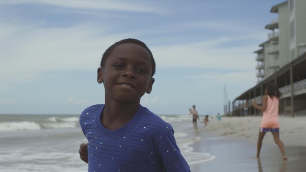 Un jeune garçon sur la plage au bord de l'océan