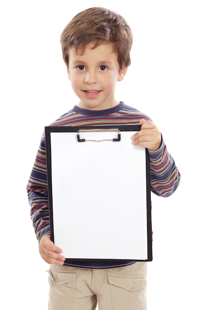 Jeune garçon avec presse-papiers sur fond blanc